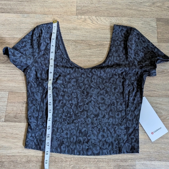 NWT Lululemon Align Tee Short Sleeve Top Black Cheetah Leopard Print Size 8 - Picture 3 of 5